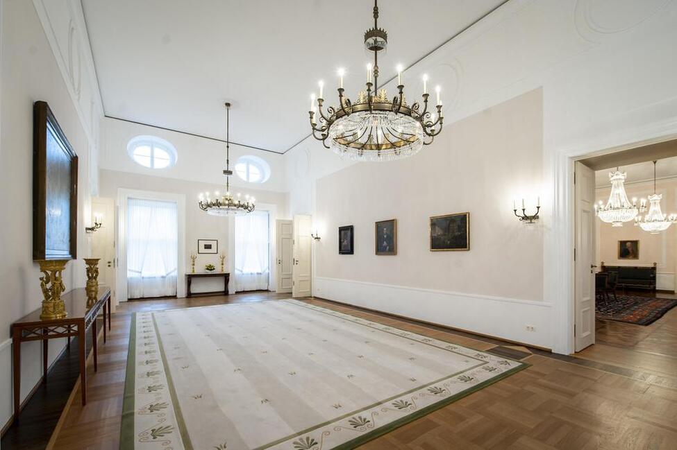 Der Robert-Blum-Saal wird als Foyer für den Großen Saal, aber auch für kleinere Empfänge, Gespräche und Essen genutzt