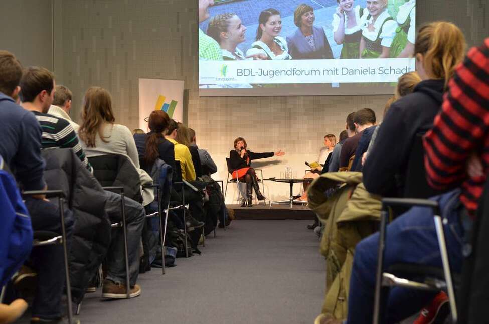 Daniela Schadt im Austausch mit Mitgliedern des Bundes der Deutschen Landjugend (BDL) beim Jugendforum des BDL im City Cube in Berlin