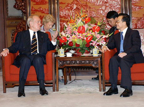 2003: Bundespräsident Johannes Rau im Gespräch mit Wen Jiabao, Ministerpräsident der Volksrepublik China