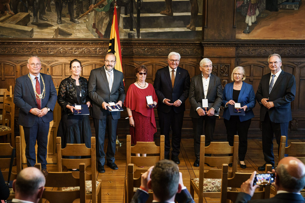 Bundespräsident Frank-Walter Steinmeier mit den Ordensempfängern bei der Ordensverleihung im Festsaal des Rathauses von Quedlinburg