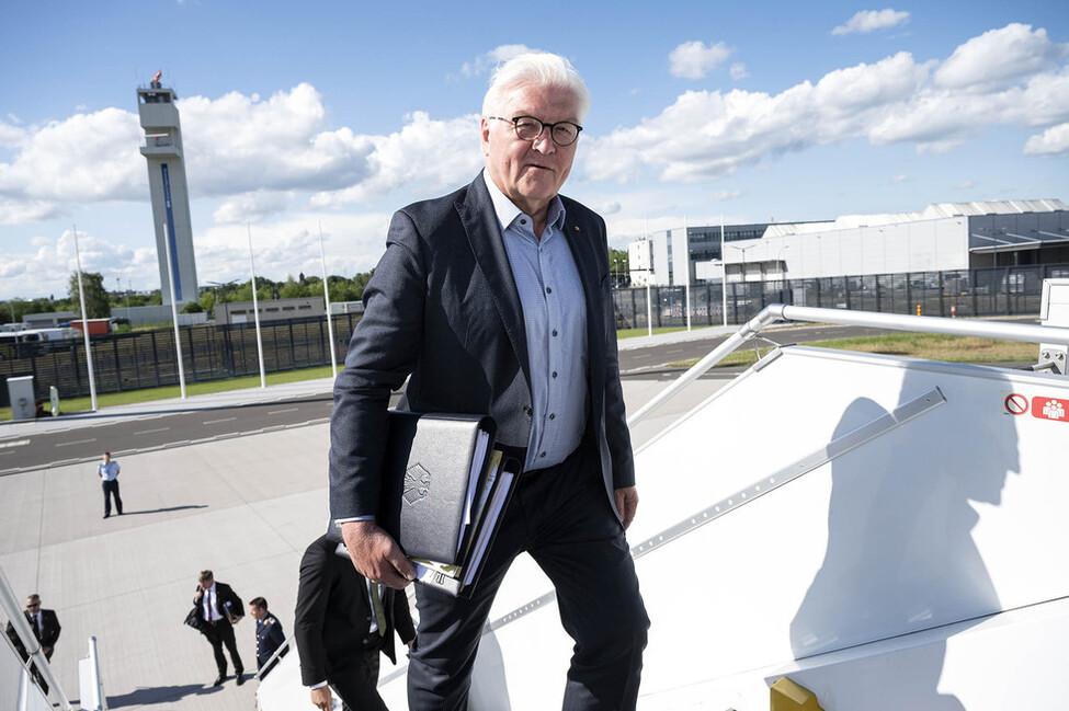 Bundespräsident Frank-Walter Steinmeier beim Abflug von einem Flughafen (Archivbild)